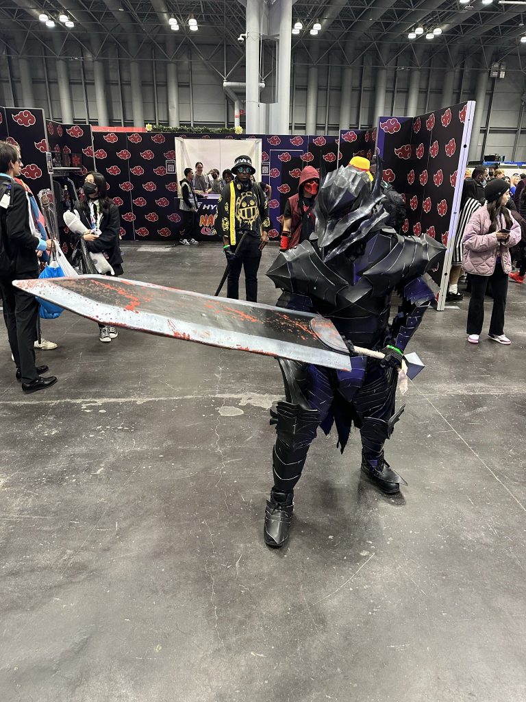 Cosplay photo of Guts from Berserk wielding a bloody Dragonslayer sword, while equipping the Berserker Armor